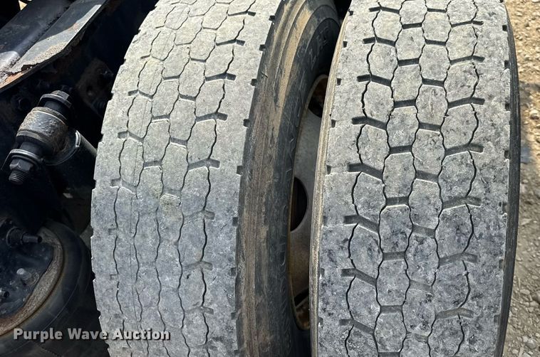 image for item EN4633 2014 Freightliner Business Class M2 semi truck