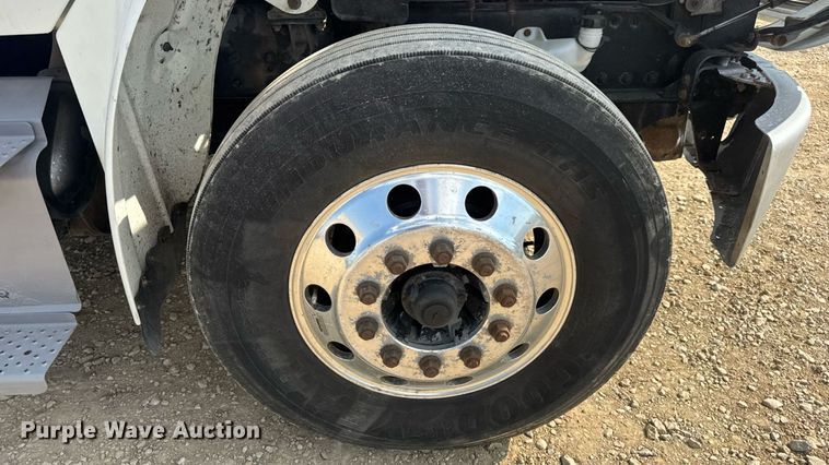 image for item EN4633 2014 Freightliner Business Class M2 semi truck