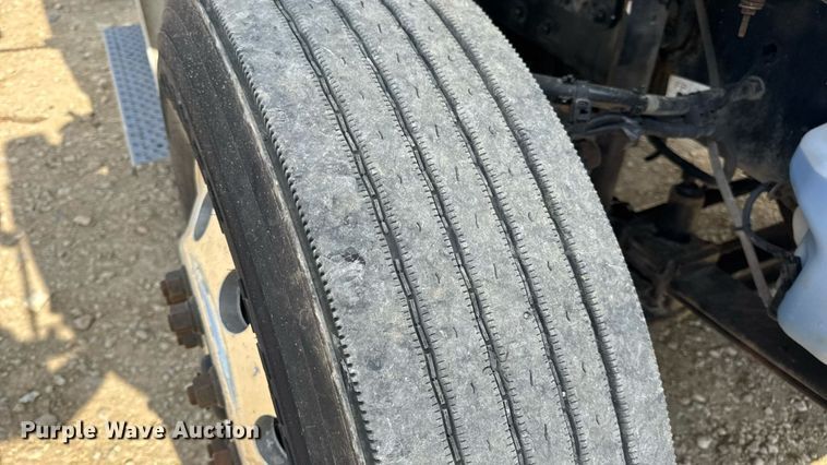 image for item EN4633 2014 Freightliner Business Class M2 semi truck