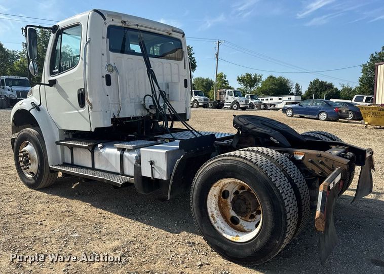 image for item EN4634 2015 Freightliner Business Class M2 semi truck