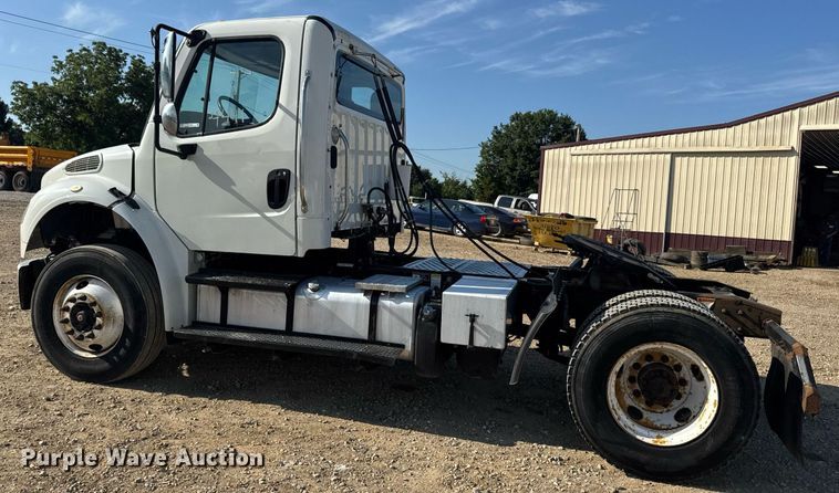 image for item EN4634 2015 Freightliner Business Class M2 semi truck
