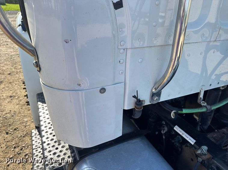 image for item EN4634 2015 Freightliner Business Class M2 semi truck