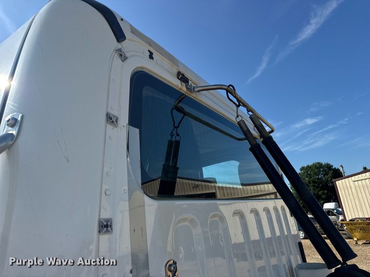 image for item EN4634 2015 Freightliner Business Class M2 semi truck