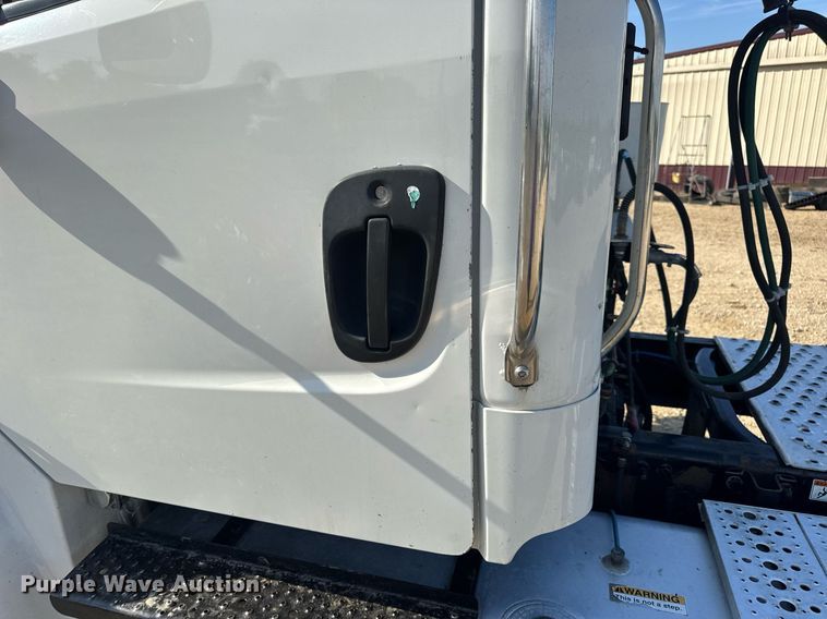 image for item EN4634 2015 Freightliner Business Class M2 semi truck