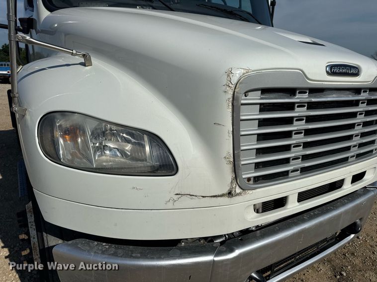 image for item EN4634 2015 Freightliner Business Class M2 semi truck