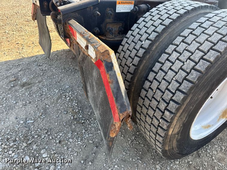 image for item EN4634 2015 Freightliner Business Class M2 semi truck