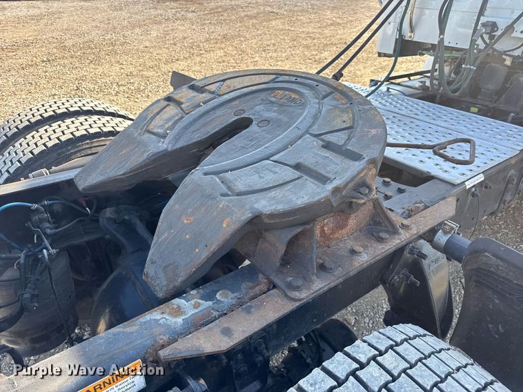 image for item EN4634 2015 Freightliner Business Class M2 semi truck