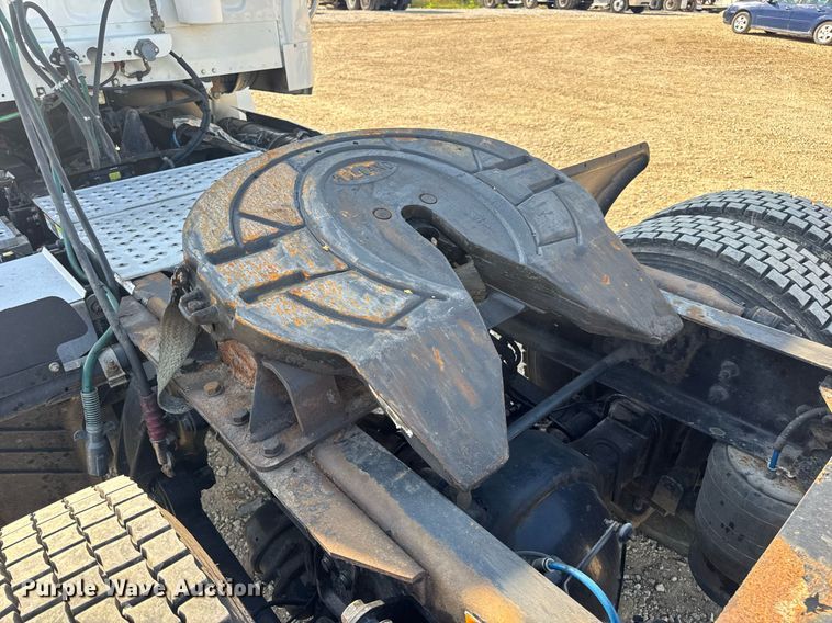 image for item EN4634 2015 Freightliner Business Class M2 semi truck