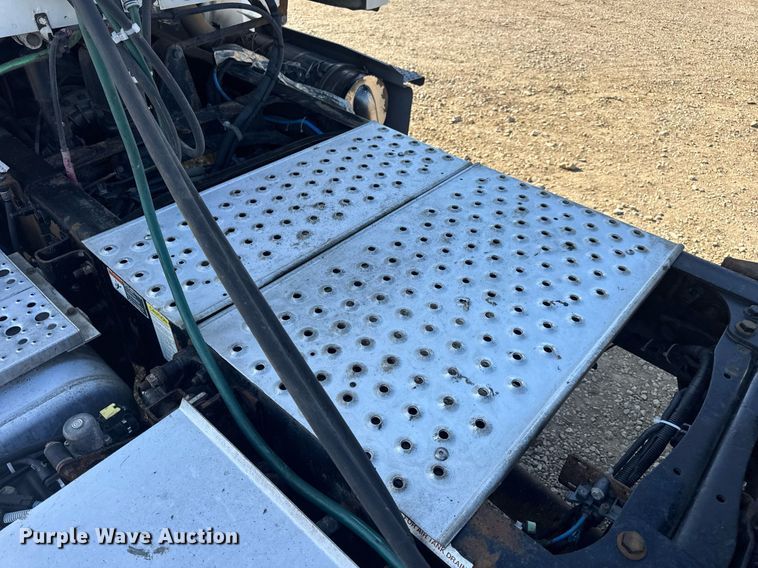 image for item EN4634 2015 Freightliner Business Class M2 semi truck