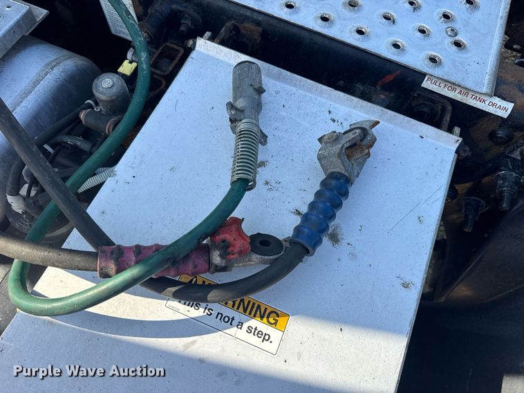 image for item EN4634 2015 Freightliner Business Class M2 semi truck