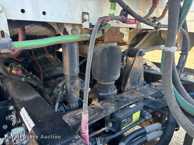 image for item EN4634 2015 Freightliner Business Class M2 semi truck