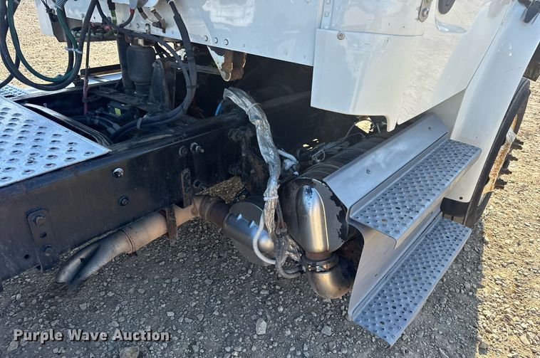 image for item EN4634 2015 Freightliner Business Class M2 semi truck