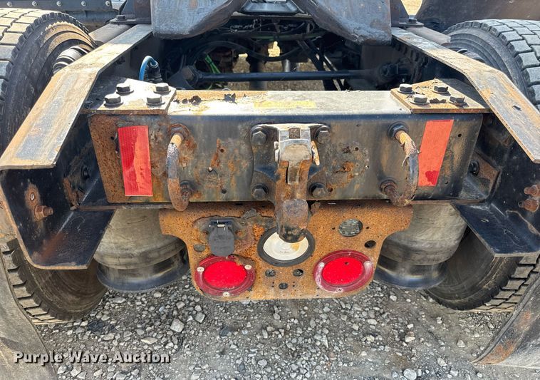 image for item EN4634 2015 Freightliner Business Class M2 semi truck