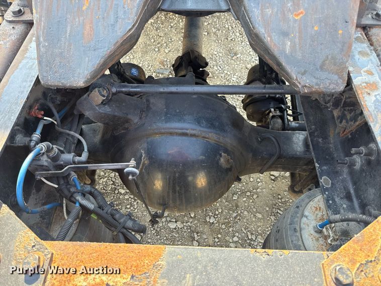 image for item EN4634 2015 Freightliner Business Class M2 semi truck