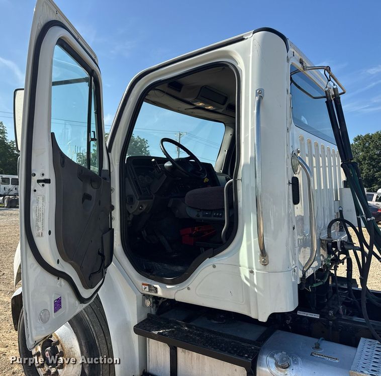 image for item EN4634 2015 Freightliner Business Class M2 semi truck