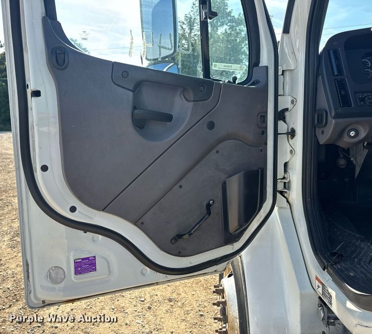 image for item EN4634 2015 Freightliner Business Class M2 semi truck