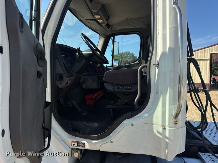 image for item EN4634 2015 Freightliner Business Class M2 semi truck