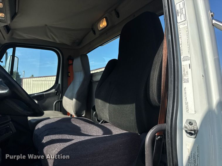 image for item EN4634 2015 Freightliner Business Class M2 semi truck