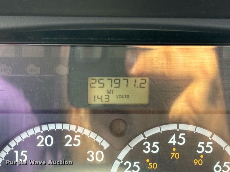 image for item EN4634 2015 Freightliner Business Class M2 semi truck