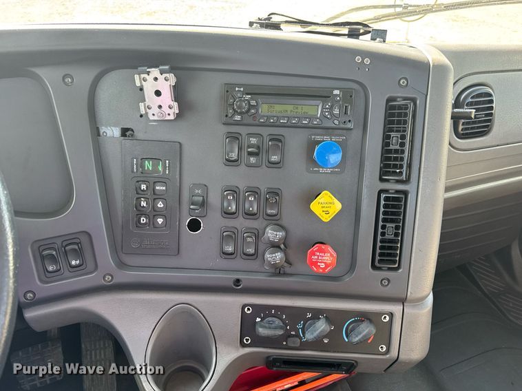 image for item EN4634 2015 Freightliner Business Class M2 semi truck