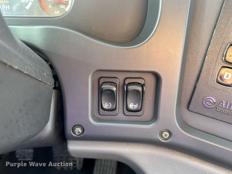 image for item EN4634 2015 Freightliner Business Class M2 semi truck