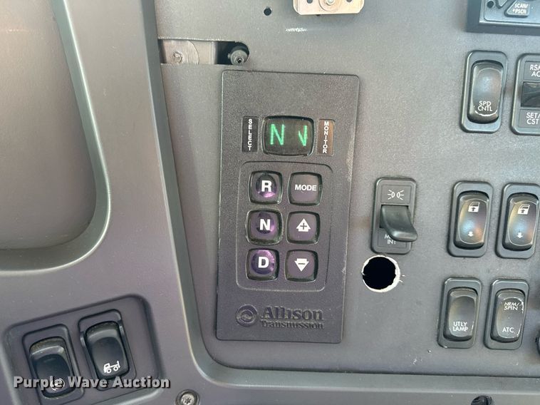 image for item EN4634 2015 Freightliner Business Class M2 semi truck