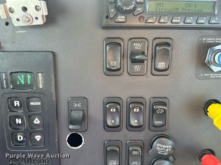 image for item EN4634 2015 Freightliner Business Class M2 semi truck