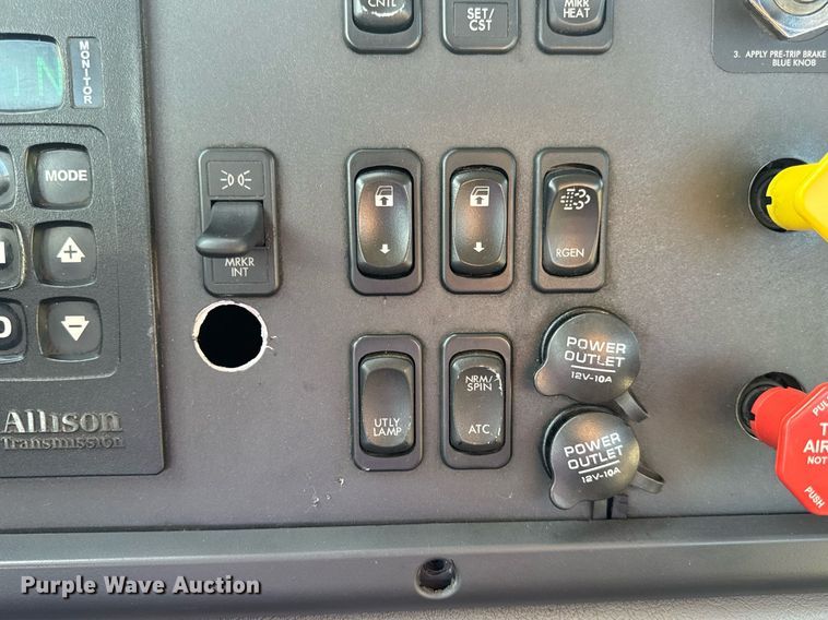 image for item EN4634 2015 Freightliner Business Class M2 semi truck