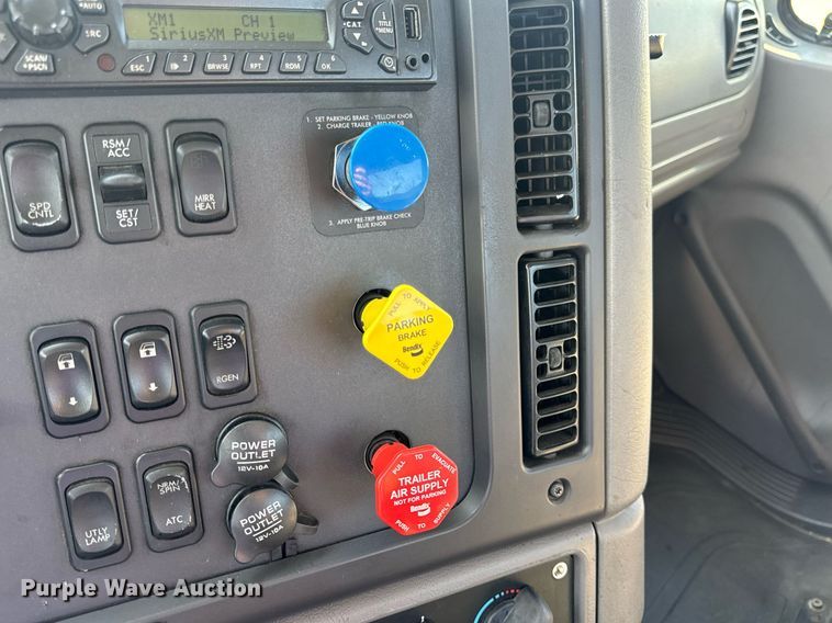 image for item EN4634 2015 Freightliner Business Class M2 semi truck