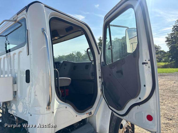 image for item EN4634 2015 Freightliner Business Class M2 semi truck