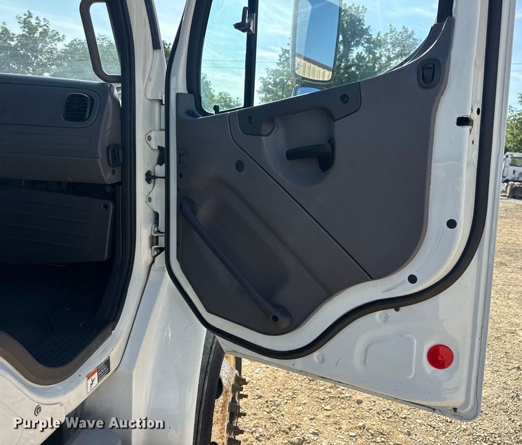 image for item EN4634 2015 Freightliner Business Class M2 semi truck