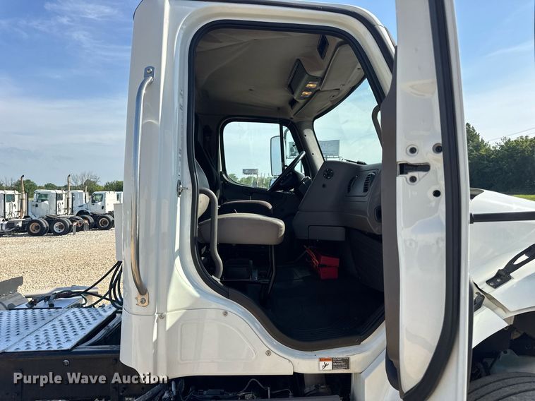 image for item EN4634 2015 Freightliner Business Class M2 semi truck