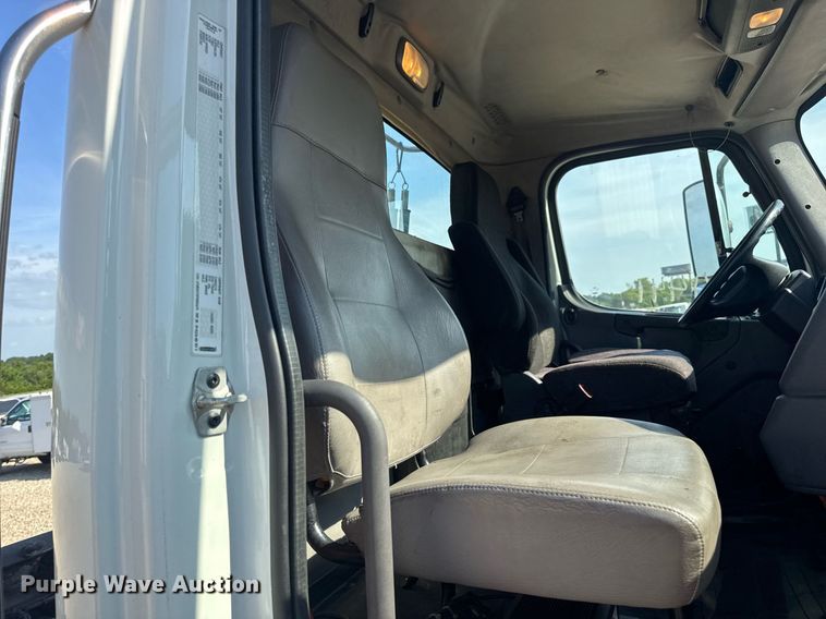 image for item EN4634 2015 Freightliner Business Class M2 semi truck