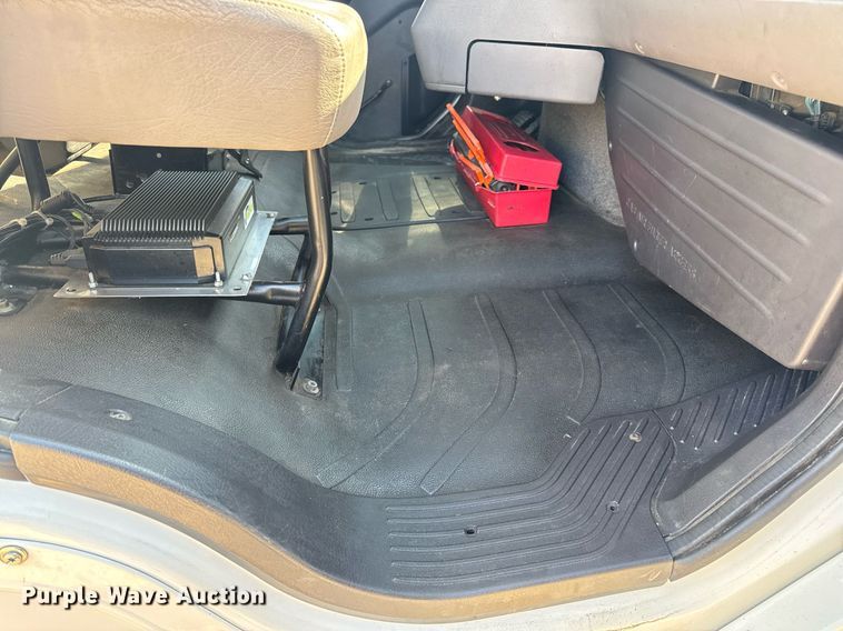 image for item EN4634 2015 Freightliner Business Class M2 semi truck