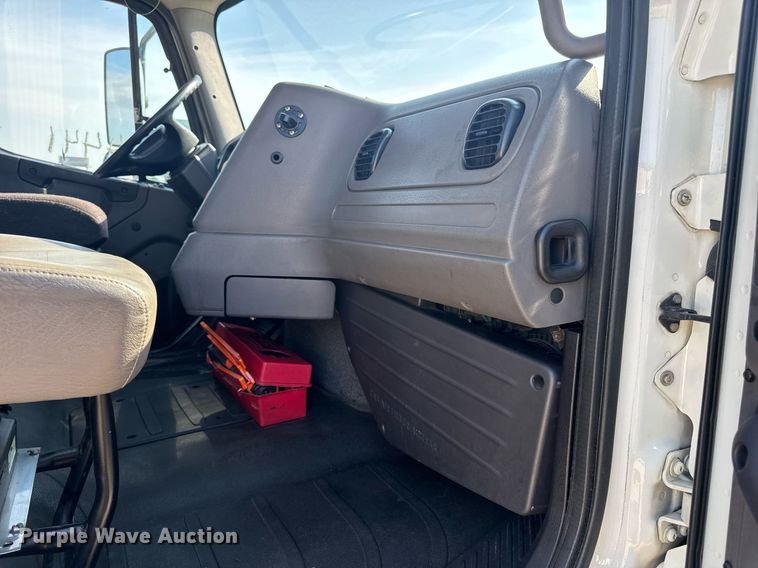 image for item EN4634 2015 Freightliner Business Class M2 semi truck