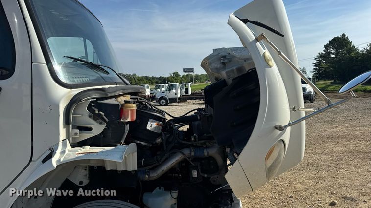 image for item EN4634 2015 Freightliner Business Class M2 semi truck