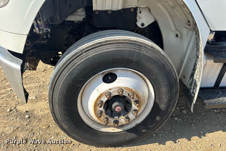 image for item EN4634 2015 Freightliner Business Class M2 semi truck