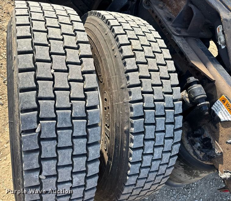 image for item EN4634 2015 Freightliner Business Class M2 semi truck