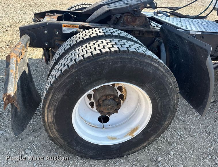 image for item EN4634 2015 Freightliner Business Class M2 semi truck