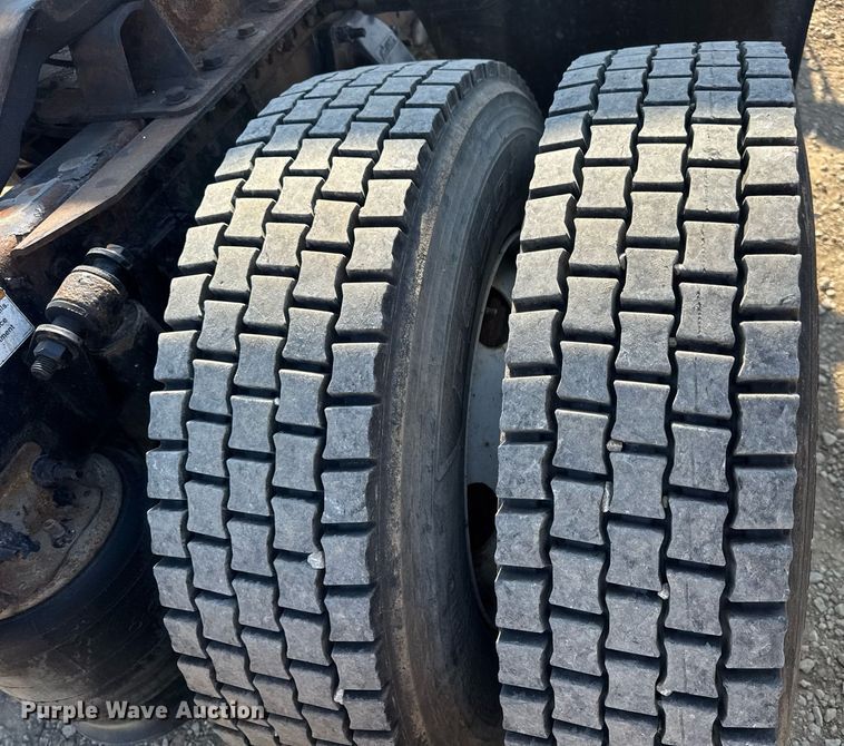 image for item EN4634 2015 Freightliner Business Class M2 semi truck