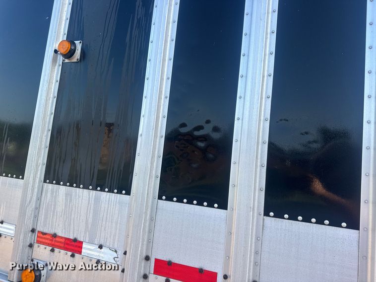 image for item EN4639 2007 Cornhusker 800ALSR-71906-5923 grain trailer