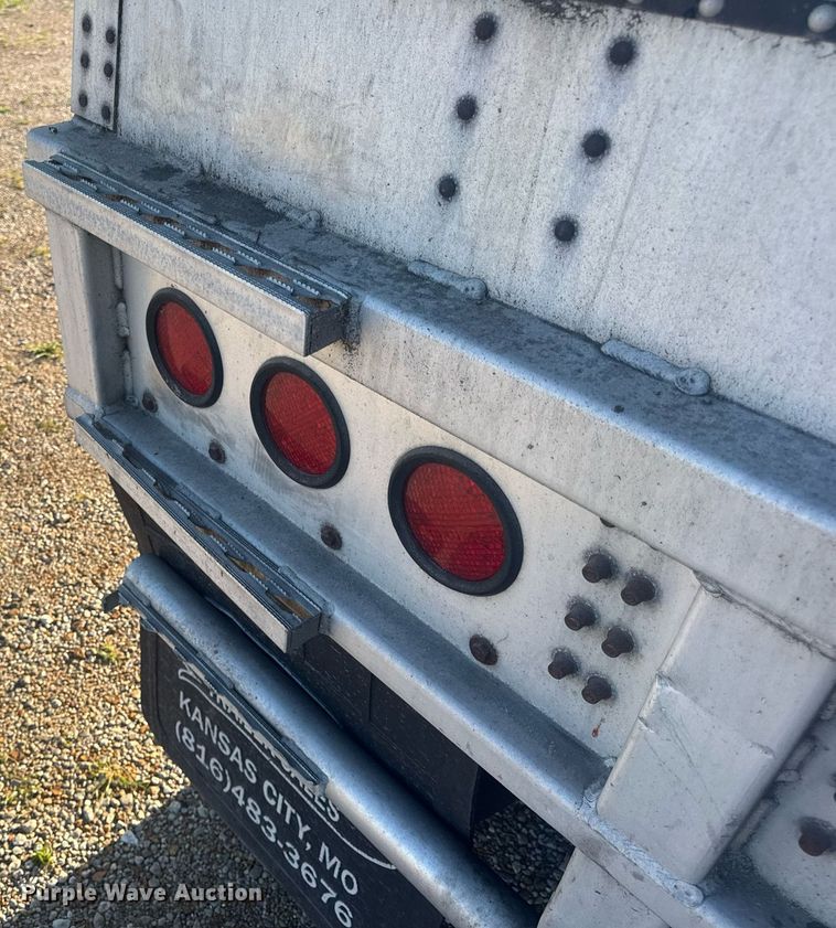 image for item EN4639 2007 Cornhusker 800ALSR-71906-5923 grain trailer