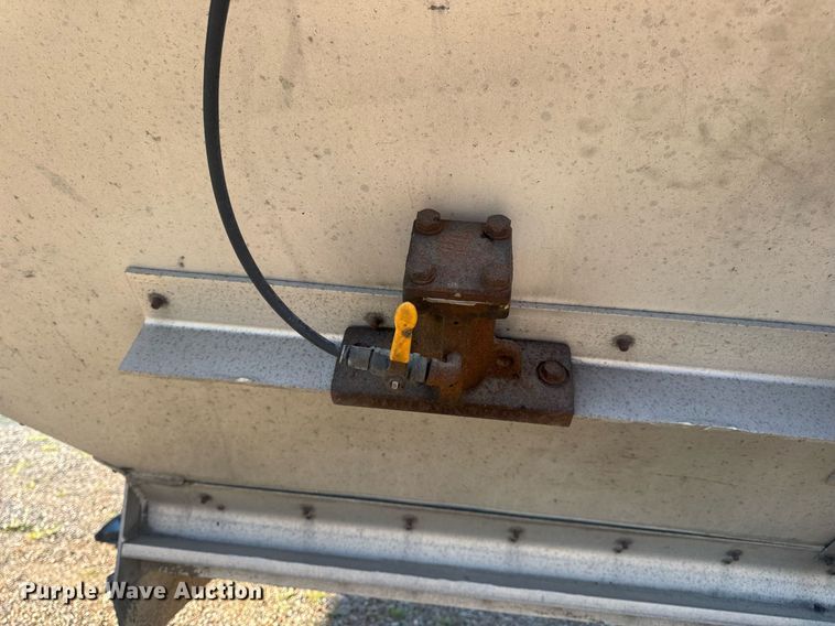 image for item EN4639 2007 Cornhusker 800ALSR-71906-5923 grain trailer