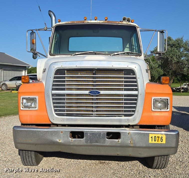 image for item EN8166 1989 Ford L9000 roll-off container truck