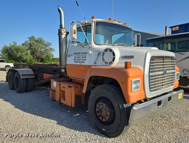 image for item EN8166 1989 Ford L9000 roll-off container truck