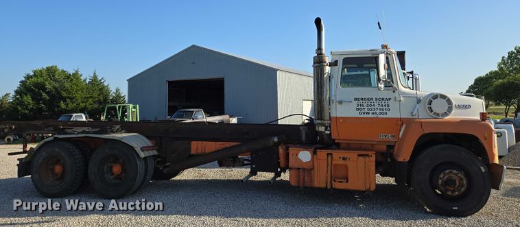 image for item EN8166 1989 Ford L9000 roll-off container truck