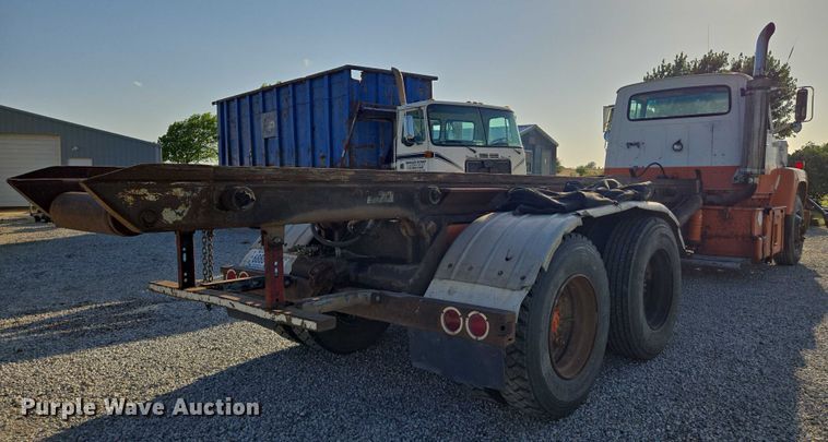 image for item EN8166 1989 Ford L9000 roll-off container truck