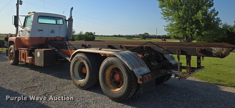 image for item EN8166 1989 Ford L9000 roll-off container truck