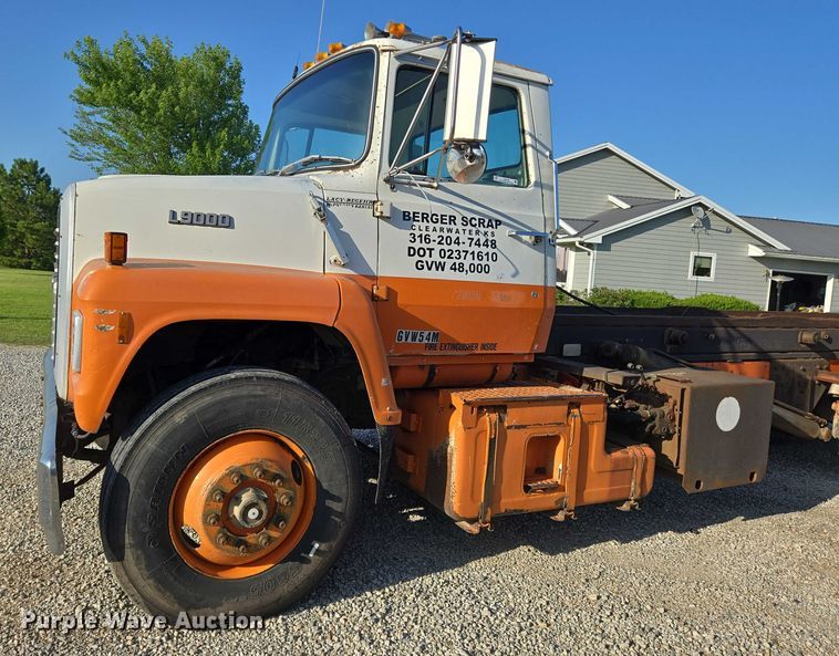 image for item EN8166 1989 Ford L9000 roll-off container truck