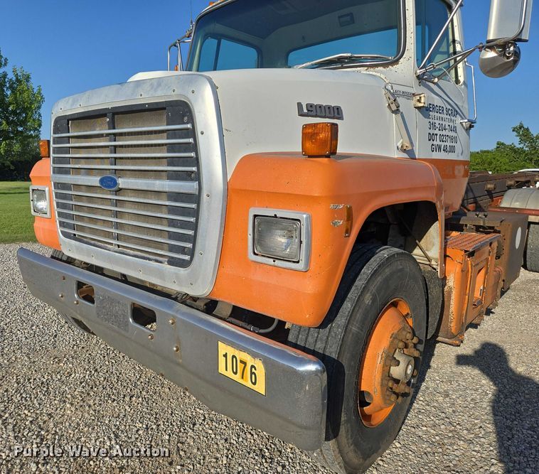 image for item EN8166 1989 Ford L9000 roll-off container truck